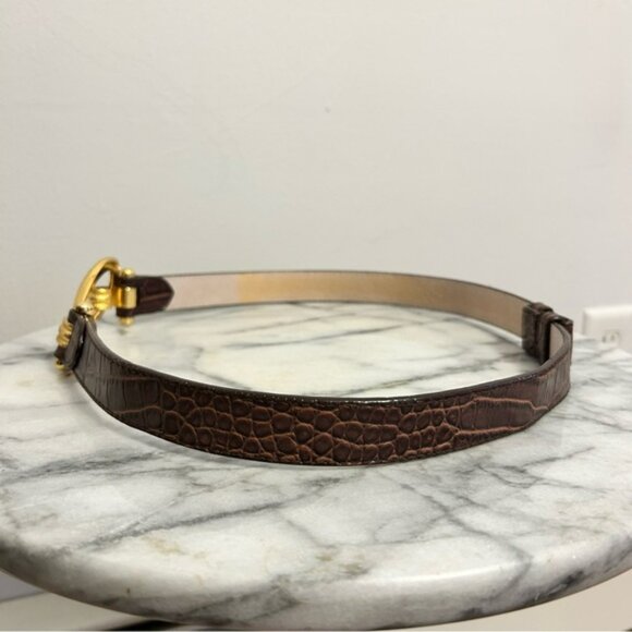 Luxurious Crocodile-Embossed Brown Belt with Gold Clasp - Picture 5 of 8